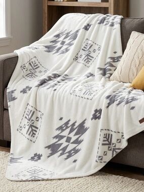 LIKE NEW PENDLETON Ultra Soft Sherpa Fleece Plush Throw 50" x 70" (Birch Tree)